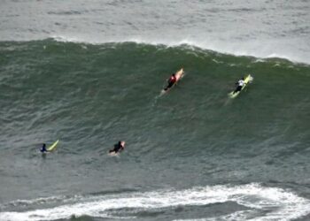 Olas en costas de Colima rebasan los tres metros de altura