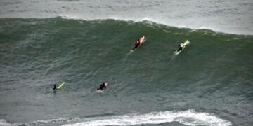Olas en costas de Colima rebasan los tres metros de altura