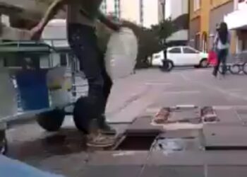 Cachan a vendedor de ‘aguas frescas’ metiendo vitrolero en coladera