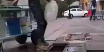 Cachan a vendedor de ‘aguas frescas’ metiendo vitrolero en coladera
