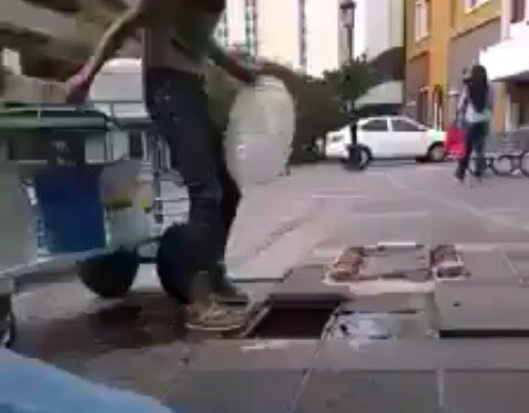 Cachan a vendedor de ‘aguas frescas’ metiendo vitrolero en coladera