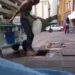 Cachan a vendedor de ‘aguas frescas’ metiendo vitrolero en coladera
