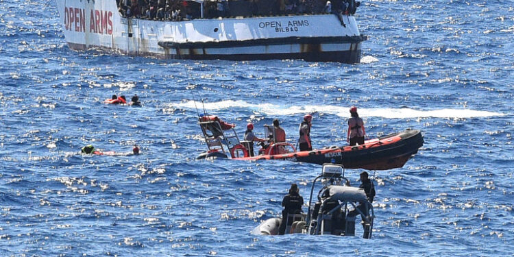Localizan un bote a la deriva con 52 personas en el Mediterráneo