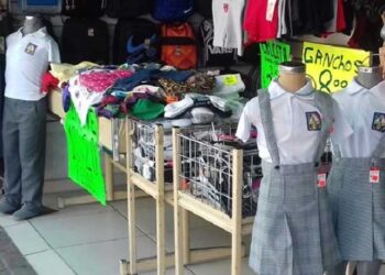 Comerciantes exigen que estudiantes usen uniforme en clases en línea