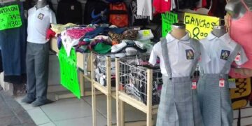 Comerciantes exigen que estudiantes usen uniforme en clases en línea