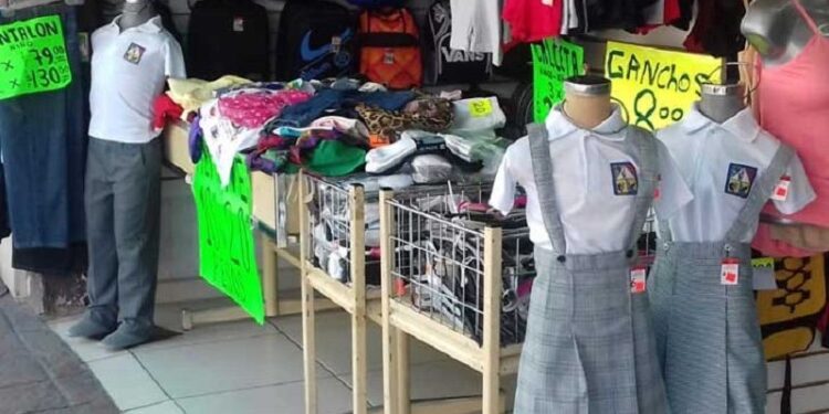Comerciantes exigen que estudiantes usen uniforme en clases en línea