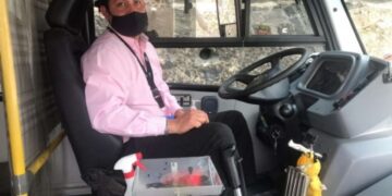 Chofer crea ‘charola sanitizadora’ para monedas y billetes