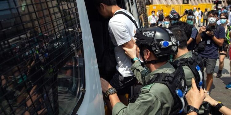 Policía de Hong Kong arresta a 200 personas en primer día de nueva ley