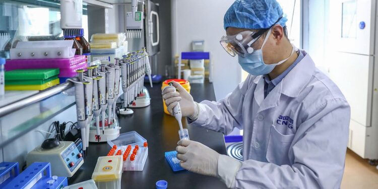 Farmacéutica logra vacuna de alta inmunidad contra Covid-19