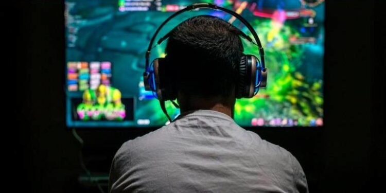 Adolescente sufre derrame cerebral tras jugar videojuegos 22 horas al día