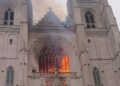 Decenas de bomberos controlan incendio en la catedral de Nantes