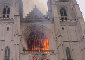 Decenas de bomberos controlan incendio en la catedral de Nantes