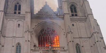 Decenas de bomberos controlan incendio en la catedral de Nantes