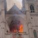 Decenas de bomberos controlan incendio en la catedral de Nantes
