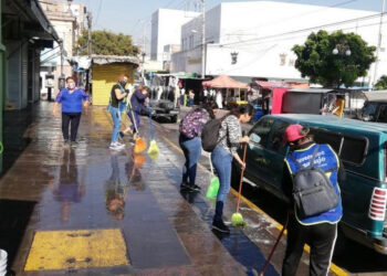 Se llevan a cabo trabajos de limpieza y mantenimiento en el Mercado Hidalgo