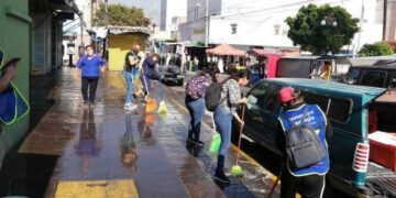Se llevan a cabo trabajos de limpieza y mantenimiento en el Mercado Hidalgo