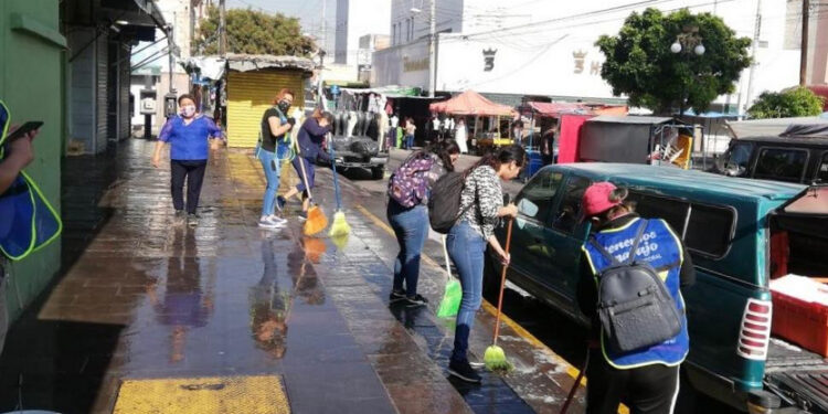 Se llevan a cabo trabajos de limpieza y mantenimiento en el Mercado Hidalgo