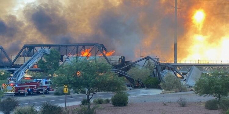 Tren se descarrila y colapsa puente en Temple, Arizona