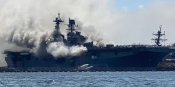 Buque de la Armada de EUA se incendia en San Diego, hay heridos