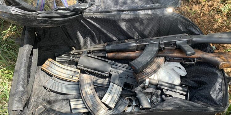 Tropas militares aseguran armas y cartuchos en Salinas de Hidalgo, S.L.P.