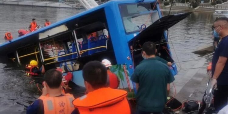 Al menos 21 muertos al caer un autobús con estudiantes a un embalse en China