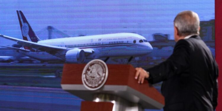 AMLO afirma que hay dos posibles compradores del avión presidencial