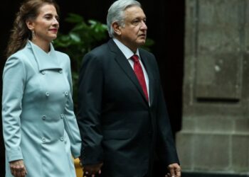Métanse conmigo, no con mi familia: AMLO