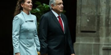 Métanse conmigo, no con mi familia: AMLO