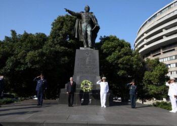 AMLO deposita una ofrenda floral en el monumento a Abraham Lincoln en Washington