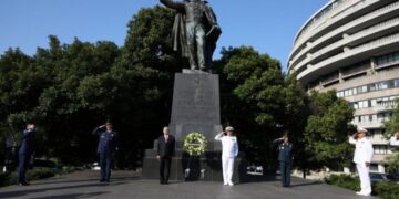 AMLO deposita una ofrenda floral en el monumento a Abraham Lincoln en Washington