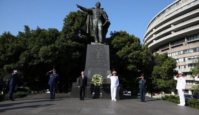 AMLO deposita una ofrenda floral en el monumento a Abraham Lincoln en Washington