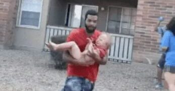 #Video Marine cacha a niño de 3 años, arrojado por su madre de un edificio en llamas