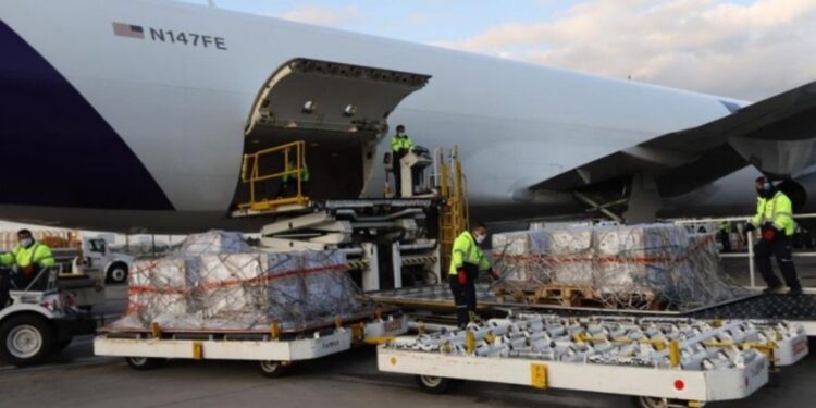 Llega a México de EEUU séptimo vuelo con ventiladores para covid-19