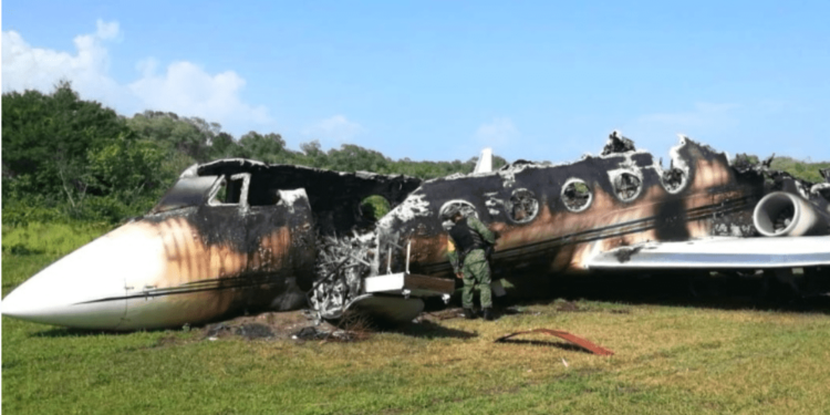 Militares encuentran avioneta quemada en Mapastepec, Chiapas