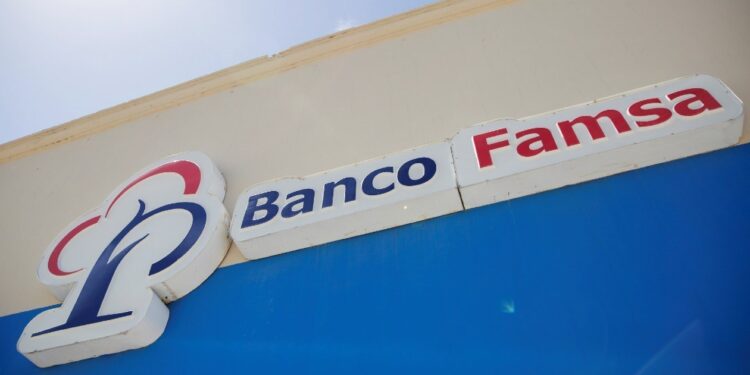 Standard & Poor’s coloca notas de Grupo Famsa en revisión negativa