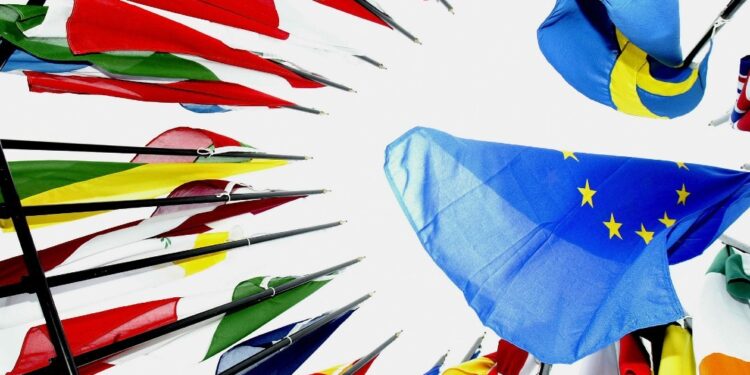 Países de Unión Europea reabren fronteras con cautela y sin orden
