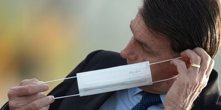 Prensa de Brasil demanda a Bolsonaro por quitarse cubrebocas pese a tener covid-19