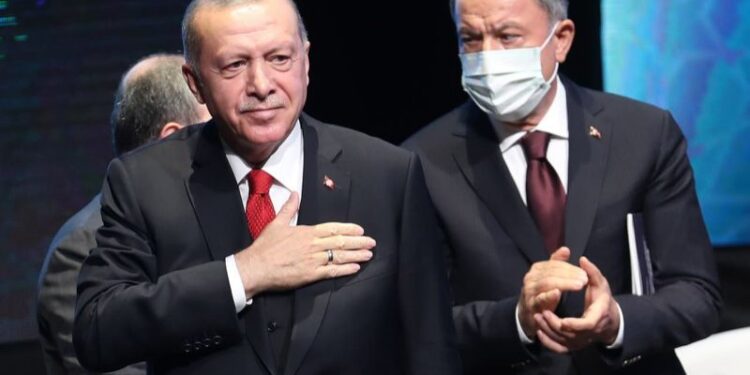 Turquía aprueba ley para regular redes sociales
