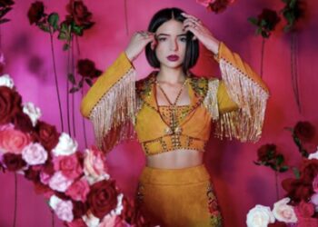 Ángela Aguilar luce el color azul como toda una princesa