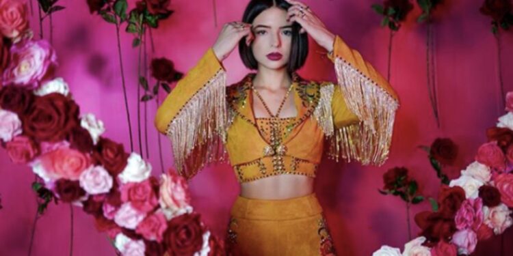 Ángela Aguilar luce el color azul como toda una princesa