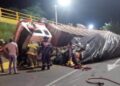 Vuelca camión y no lo saquean; la gente ayudó al conductor