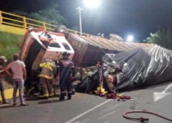 Vuelca camión y no lo saquean; la gente ayudó al conductor