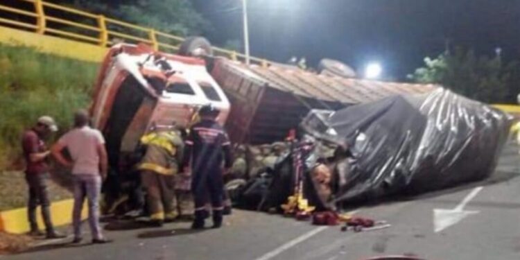 Vuelca camión y no lo saquean; la gente ayudó al conductor