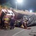Vuelca camión y no lo saquean; la gente ayudó al conductor