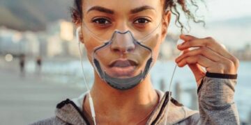 Diseñan cubrebocas inteligente, transparente y que elimina el 99% de microbios