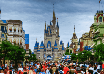 Disney World reabre sus puertas, en plena alza de contagios