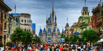 Disney World reabre sus puertas, en plena alza de contagios