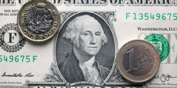 El dólar cierra en 22.72 pesos, BMV gana ante optimismo sobre vacuna COVID-19