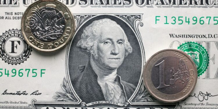 El dólar cierra en 22.72 pesos, BMV gana ante optimismo sobre vacuna COVID-19