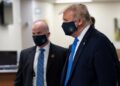 Donald Trump usa por primera vez cubrebocas en público en visita a hospital